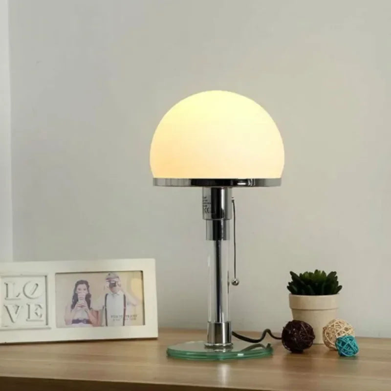 Lámpara de mesa Bauhaus con cúpula de vidrio esmerilado y acabado cromado