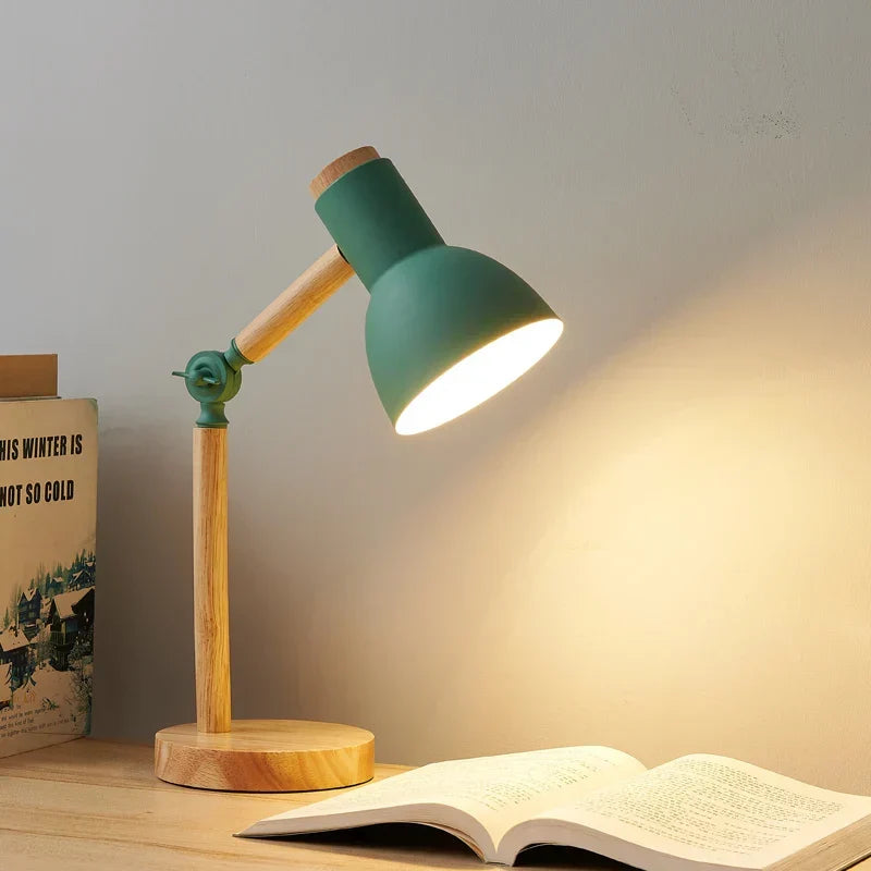 Lámpara de mesa nórdica con base de madera, regulable y respetuosa con la vista