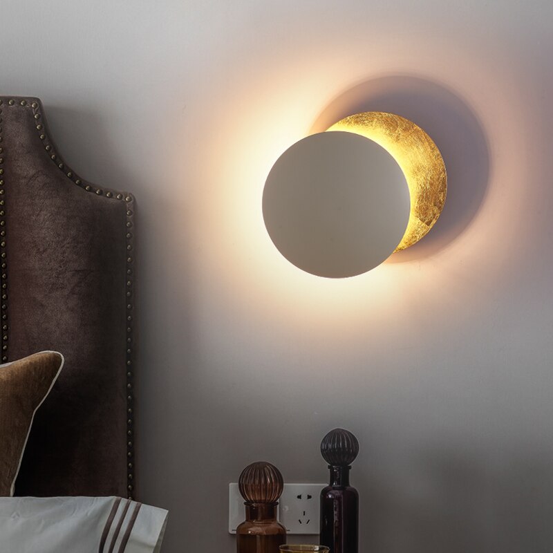Lámpara de pared moderna de discos superpuestos inspirada en un eclipse solar