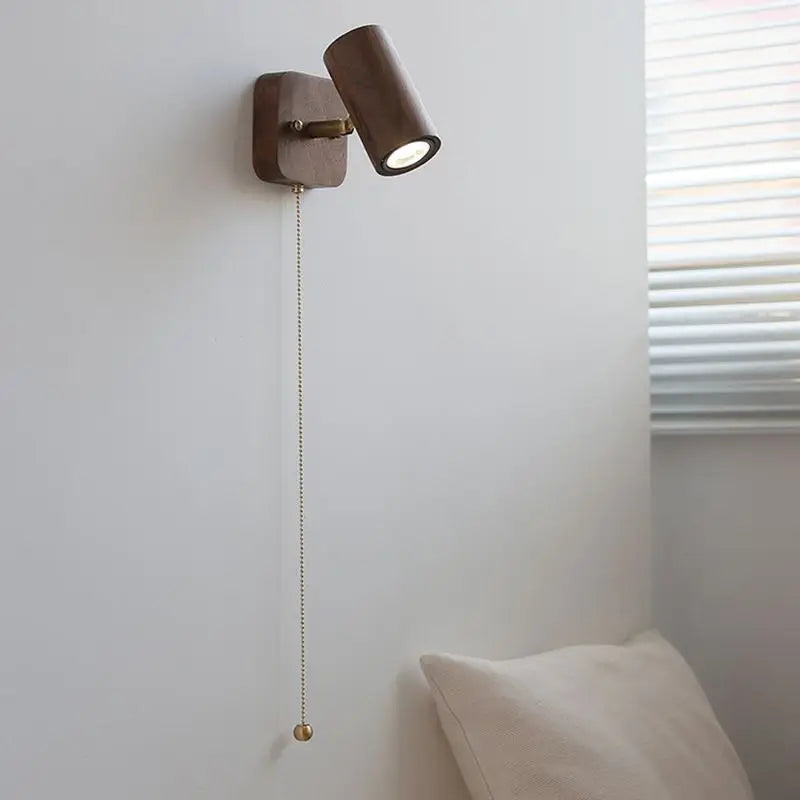 Aplique de pared retro escandinavo de madera maciza de nogal con foco giratorio