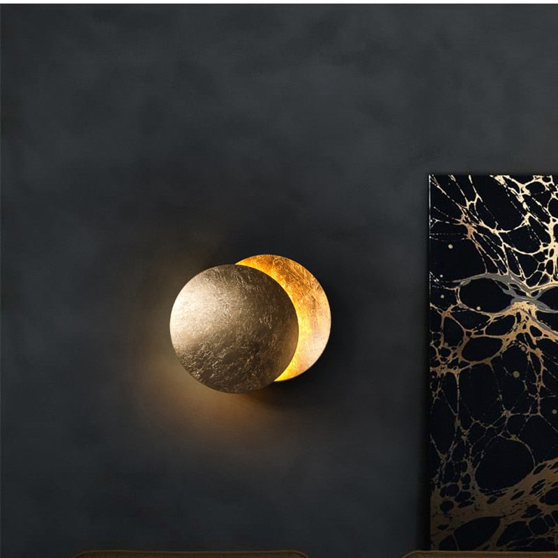 Lámpara de pared moderna de discos superpuestos inspirada en un eclipse solar