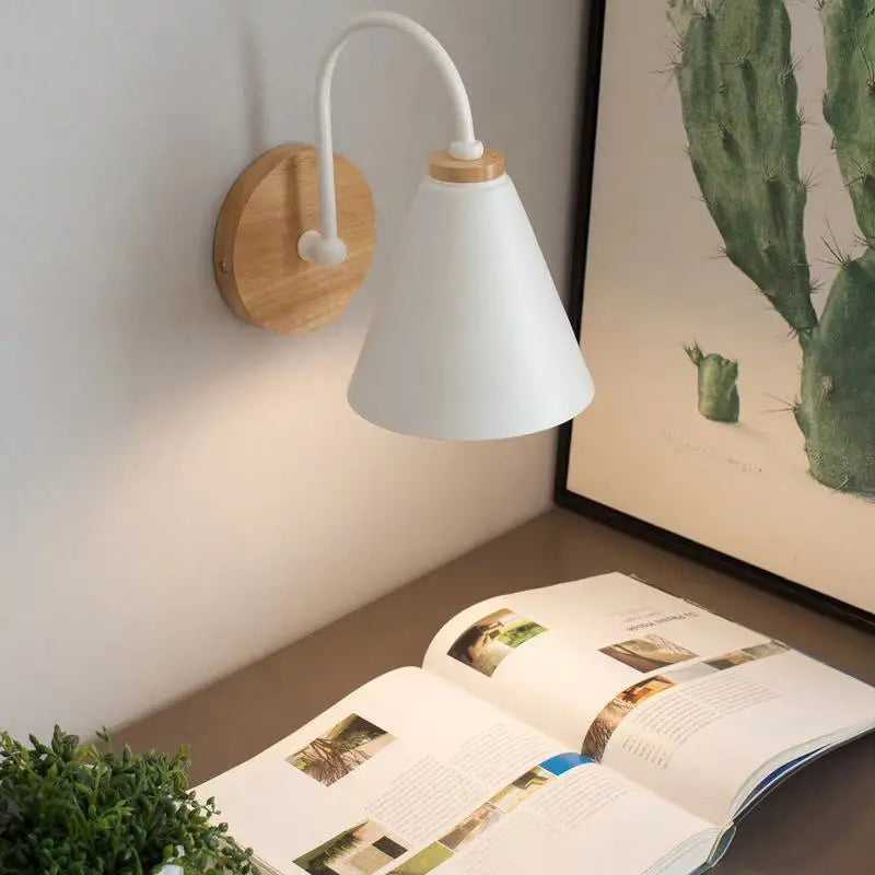 Lámpara de pared escandinava de madera curvada y hierro
