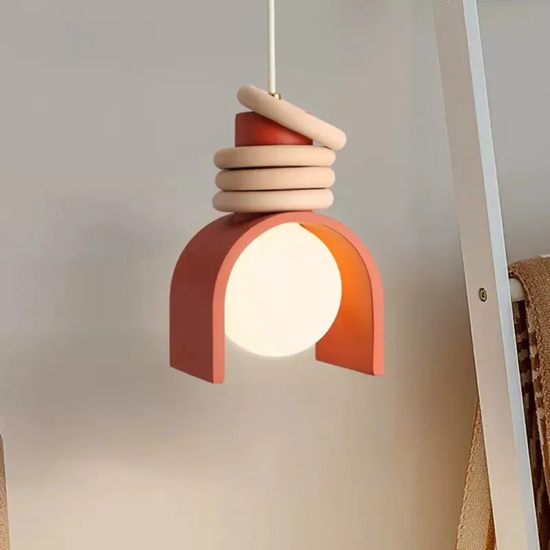Lámpara colgante escultórica de resina con forma orgánica minimalista japonesa estilo wabi-sabi