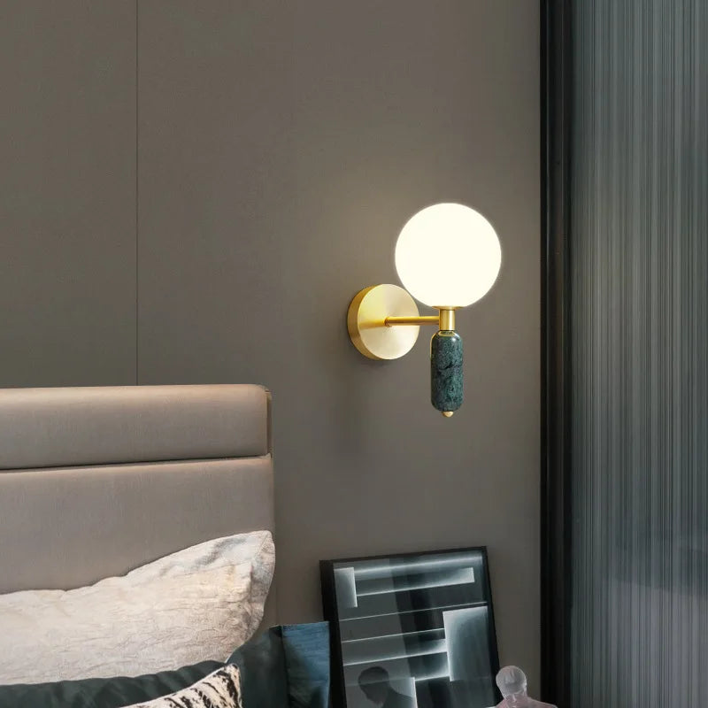 Aplique de pared moderno escultórico con globo de mármol y vidrio esmerilado
