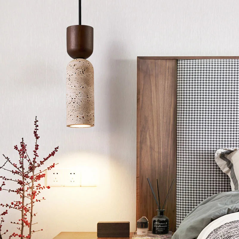 Lámpara colgante de travertino texturizado y madera de nogal estilo wabi-sabi