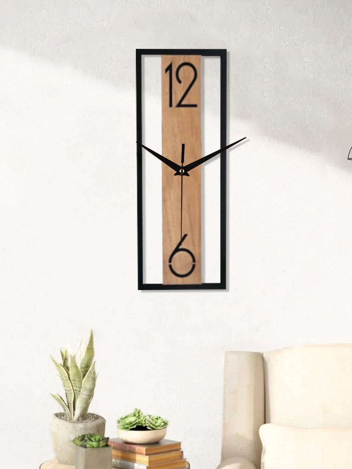 Reloj de pared rectangular delgado de madera con estructura abierta