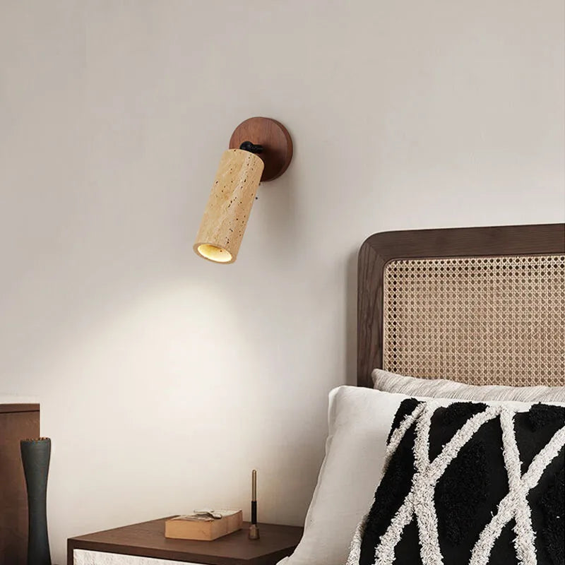 Lámpara de pared de piedra travertino y madera con textura estilo wabi-sabi