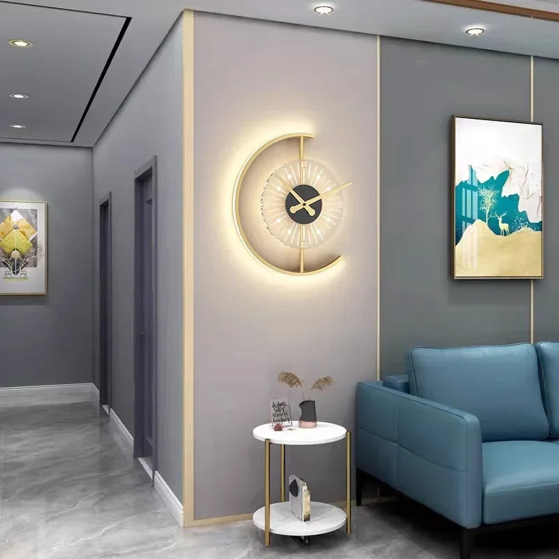 Lámpara de pared escultórica posmoderna con reloj en forma de media luna y brillo ambiental