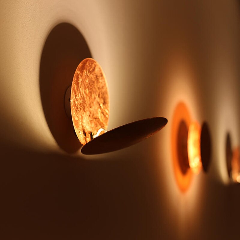 Lámpara de pared moderna de discos superpuestos inspirada en un eclipse solar