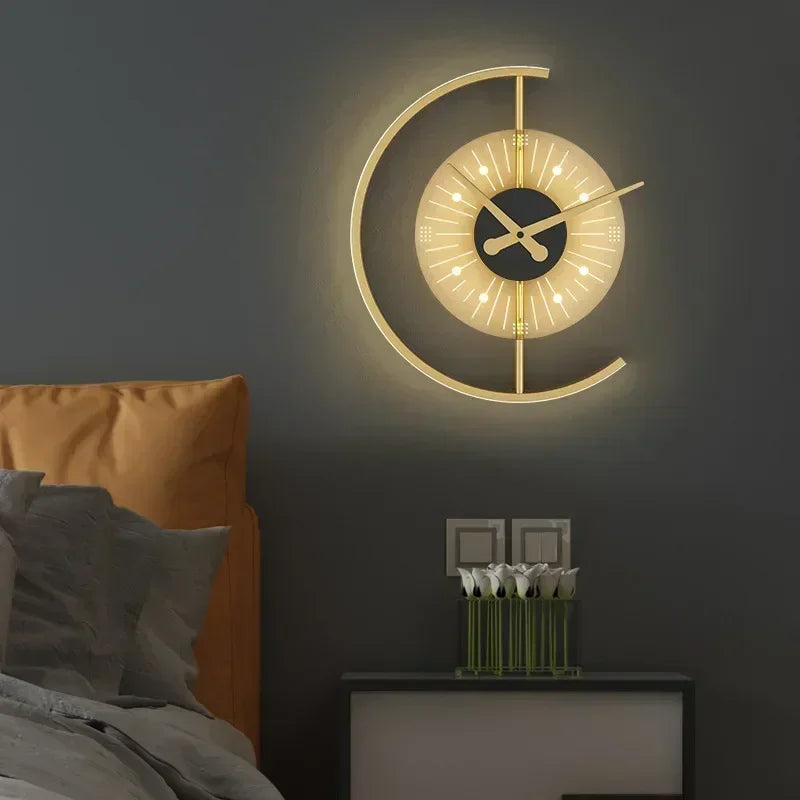 Lámpara de pared escultórica posmoderna con reloj en forma de media luna y brillo ambiental