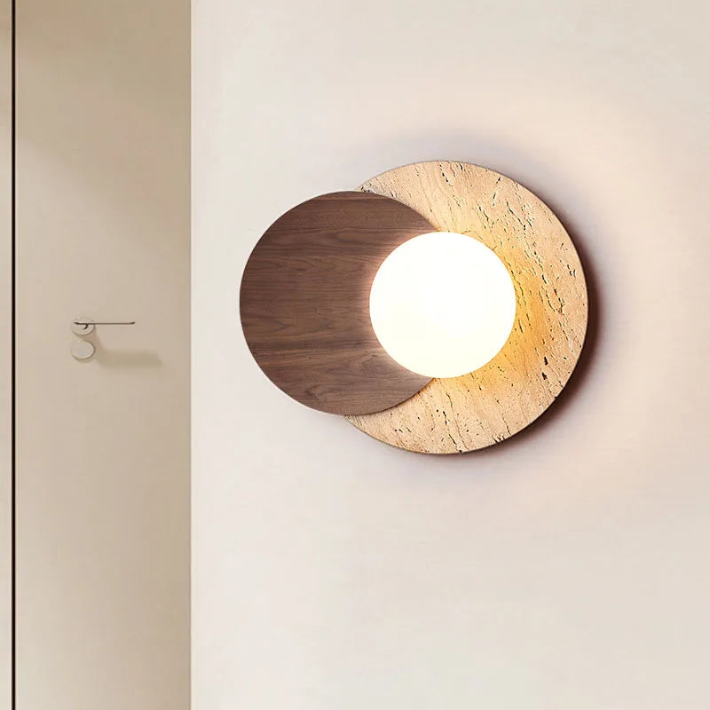 Lámpara de pared de piedra y madera con textura orgánica estilo wabi-sabi