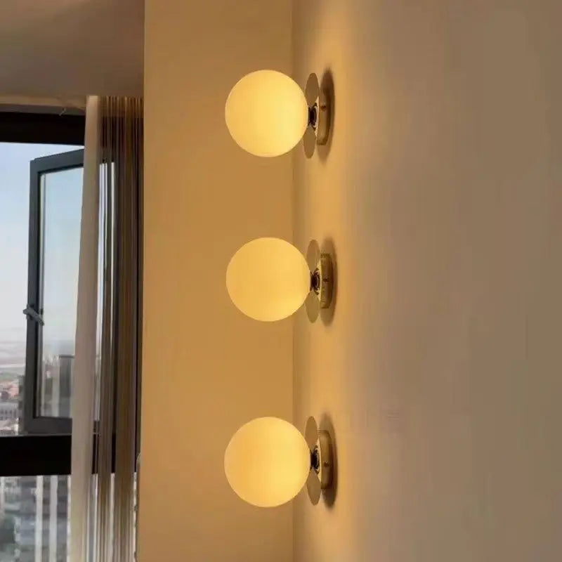 Lámpara de pared nórdica de hierro forjado con esfera de vidrio opalino