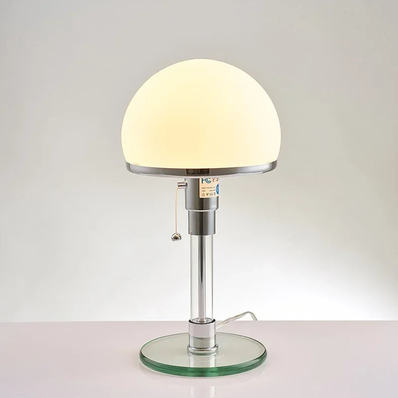 Lámpara de mesa Bauhaus con cúpula de vidrio esmerilado y acabado cromado