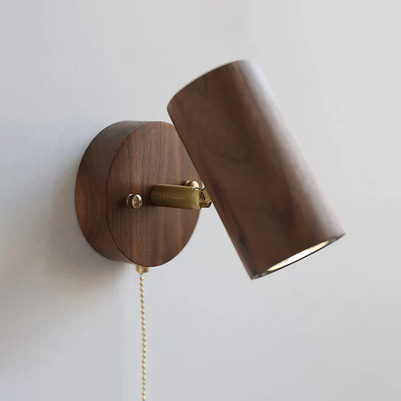 Aplique de pared retro escandinavo de madera maciza de nogal con foco giratorio