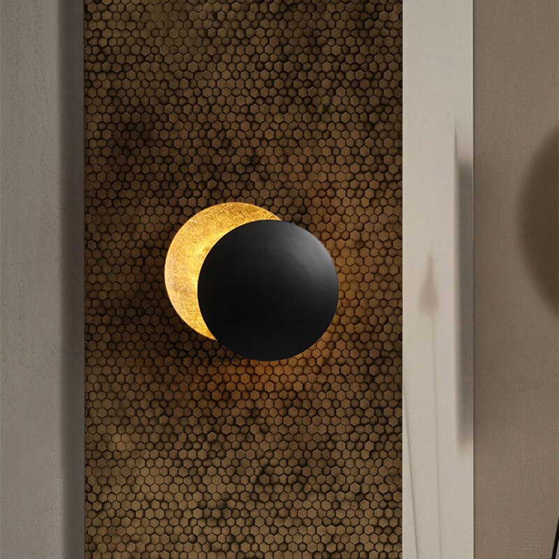 Lámpara de pared moderna de discos superpuestos inspirada en un eclipse solar