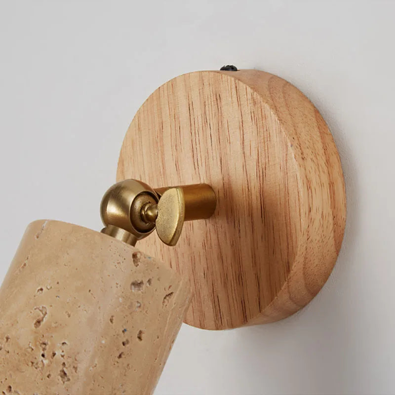 Lámpara de pared de piedra travertino y madera con textura estilo wabi-sabi