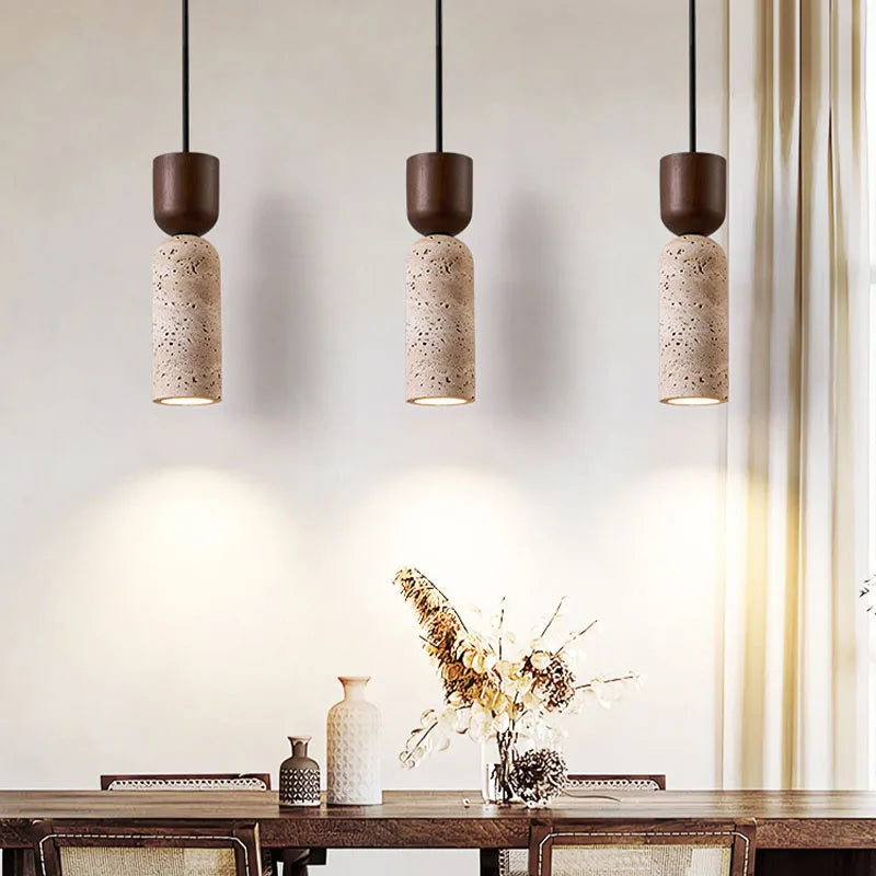 Lámpara colgante de travertino texturizado y madera de nogal estilo wabi-sabi