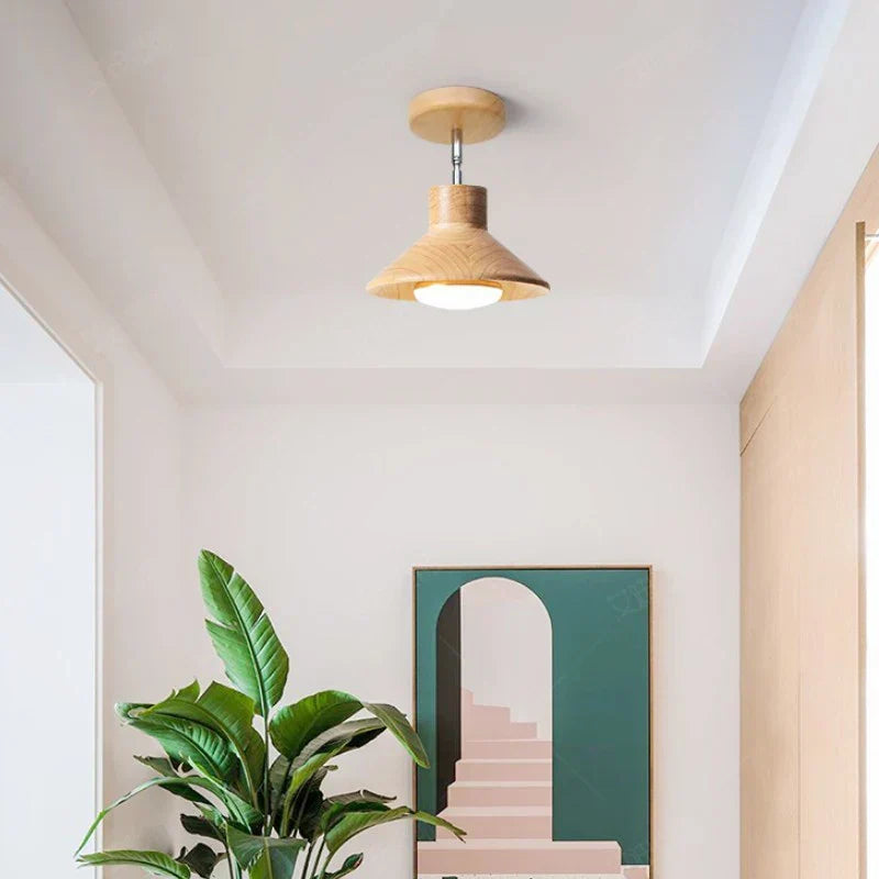 Lámpara de techo escandinava minimalista con silueta cónica de madera natural