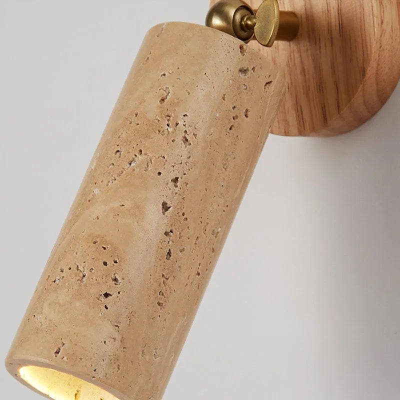 Lámpara de pared de piedra travertino y madera con textura estilo wabi-sabi