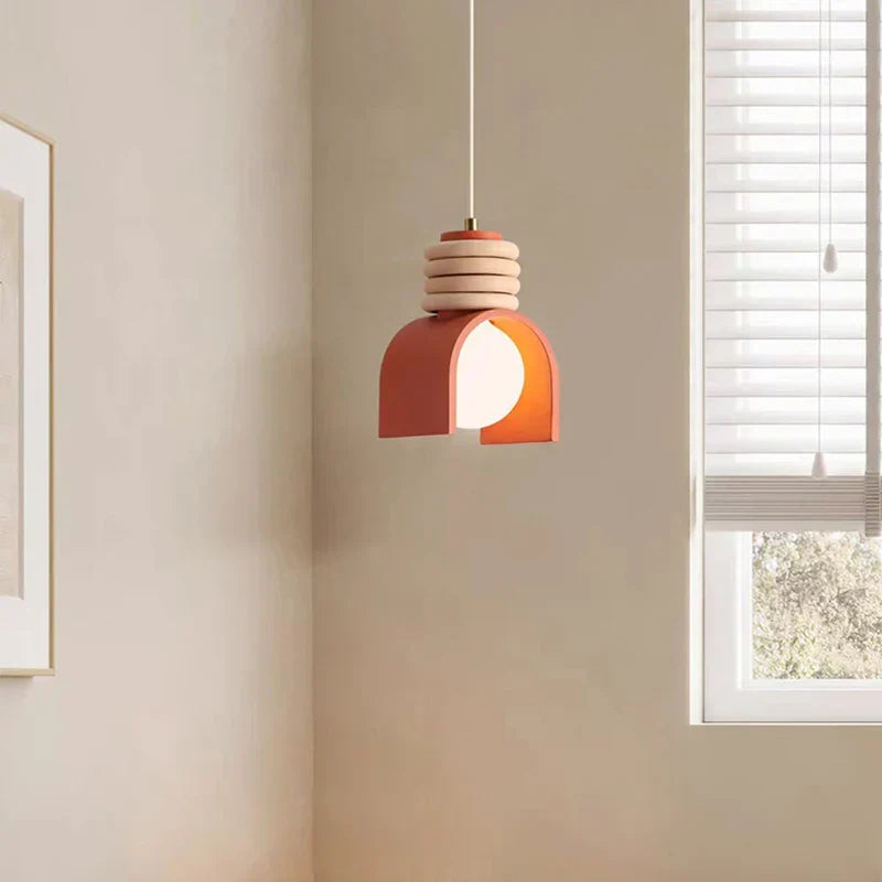 Lámpara colgante escultórica de resina con forma orgánica minimalista japonesa estilo wabi-sabi