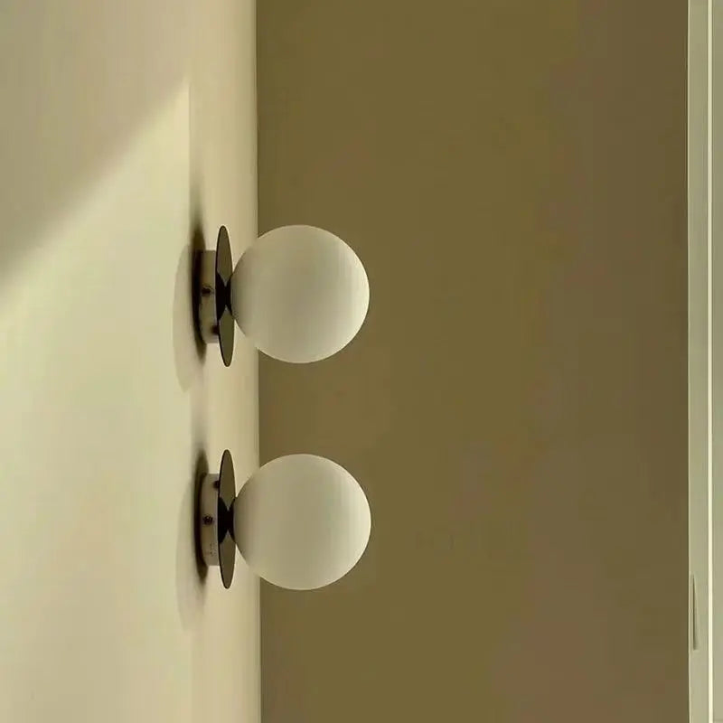 Lámpara de pared nórdica de hierro forjado con esfera de vidrio opalino