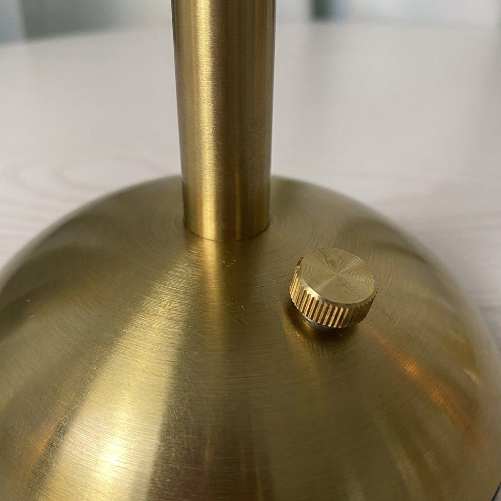 Lámpara de mesa escultural con columna floral, inalámbrica y con control táctil