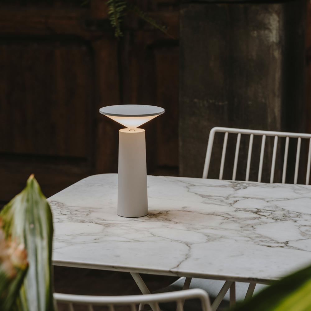 Lámpara de mesa escultural recargable, inalámbrica y regulable con silueta cónica