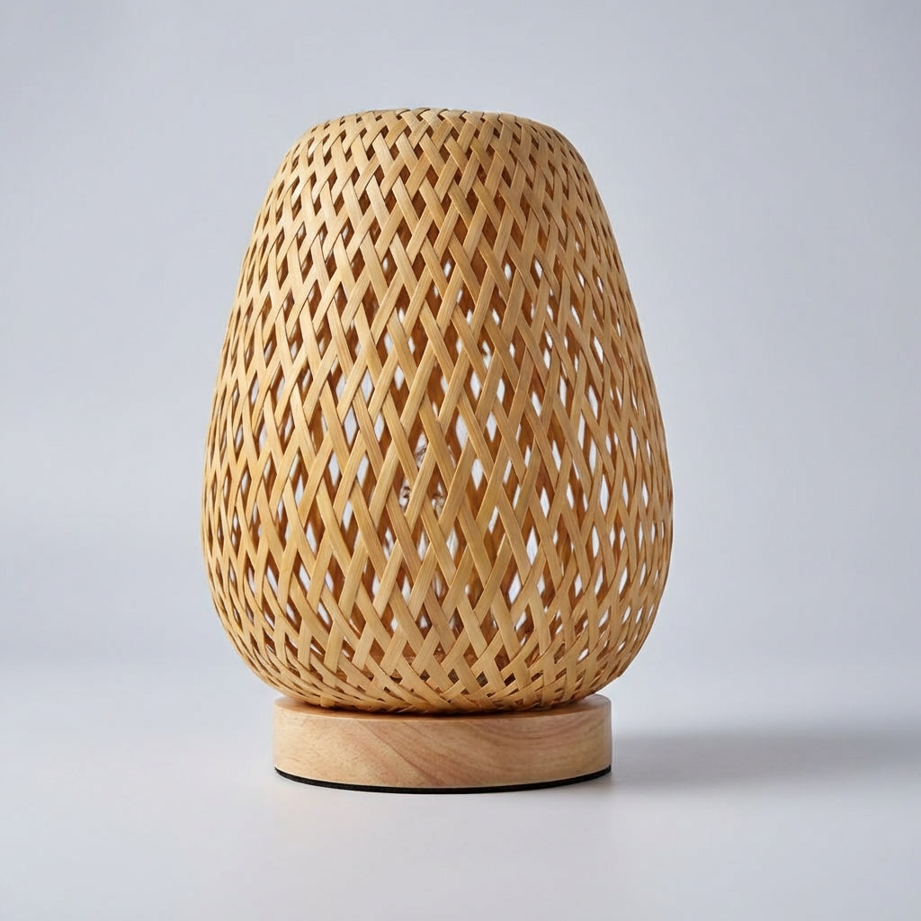 Lámpara de mesa compacta con pantalla de bambú trenzado alimentada por USB