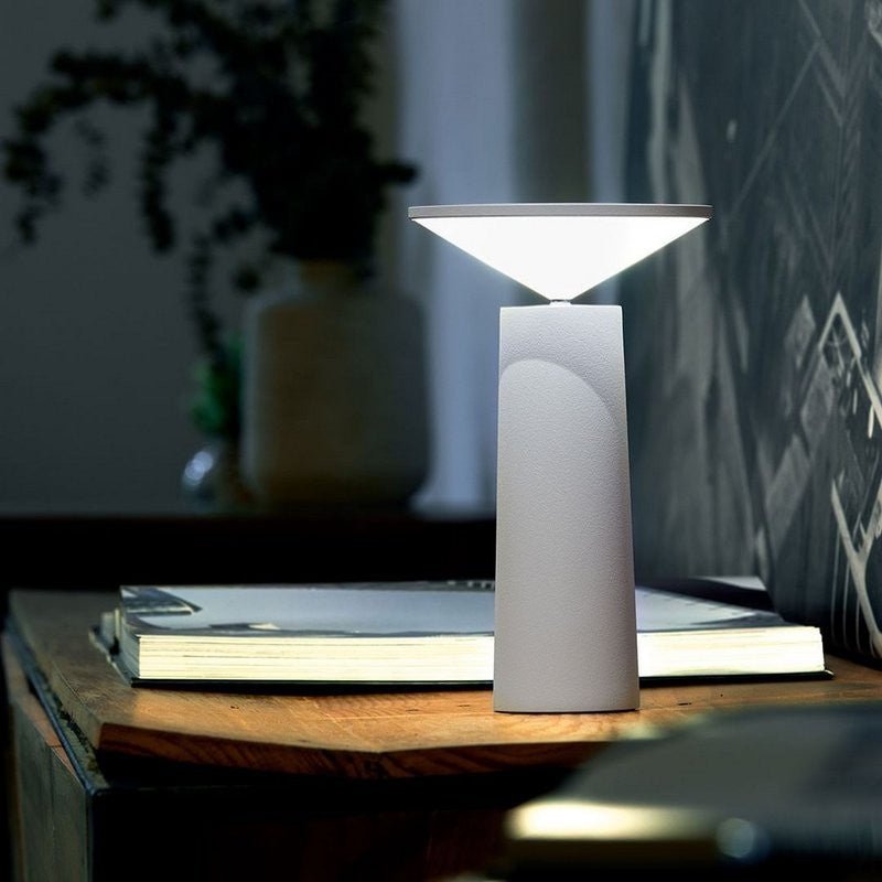 Lámpara de mesa escultural recargable, inalámbrica y regulable con silueta cónica