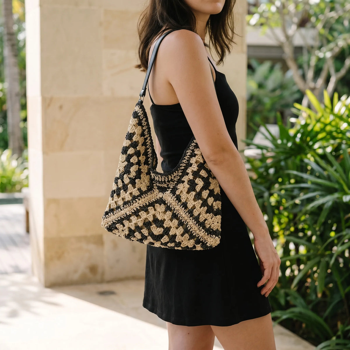 Bolso tote de hombro de paja tejida bicolor, holgado y abierto por arriba