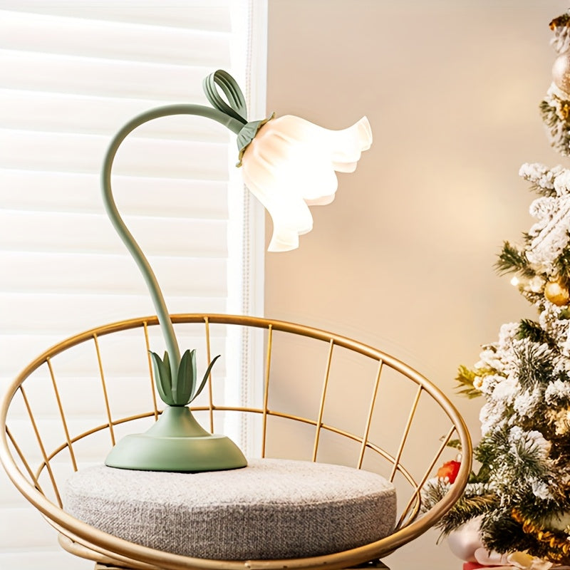 Lámpara de mesa de hierro fundido con pantalla escultural en forma de flor