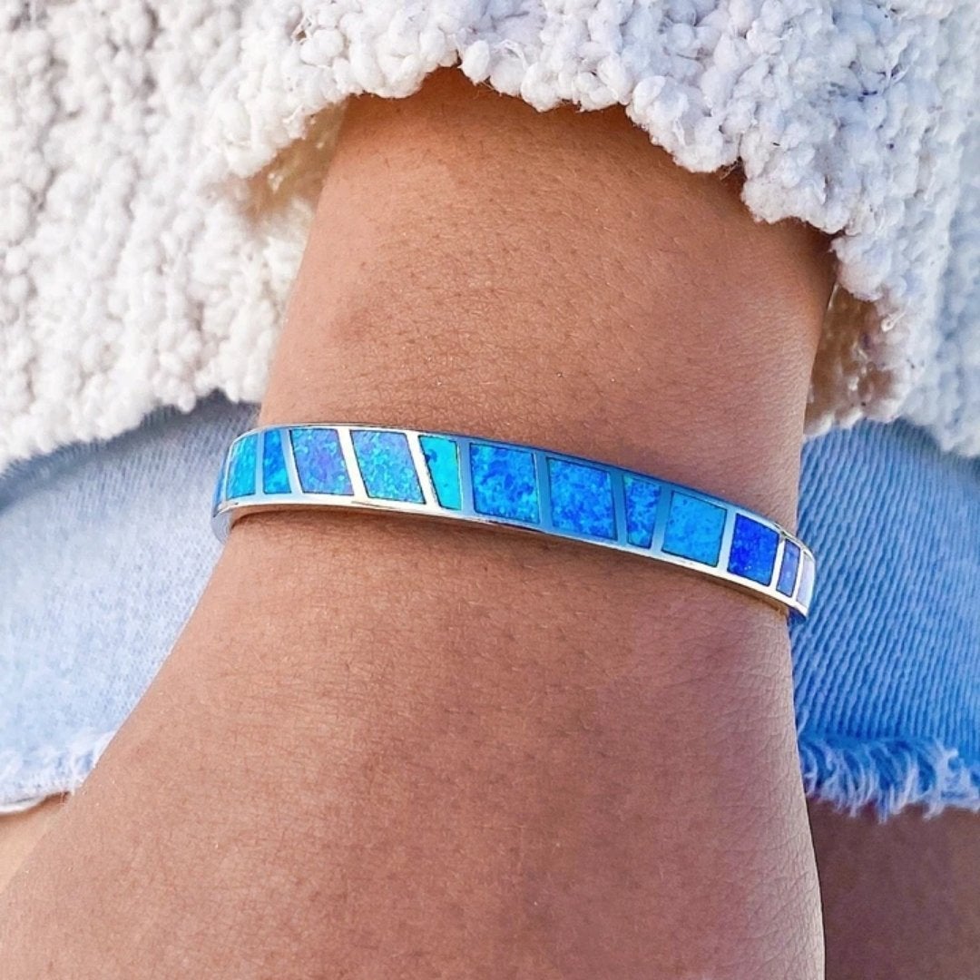 Pulsera de gema de ópalo y plata pulida inspirada en el océano