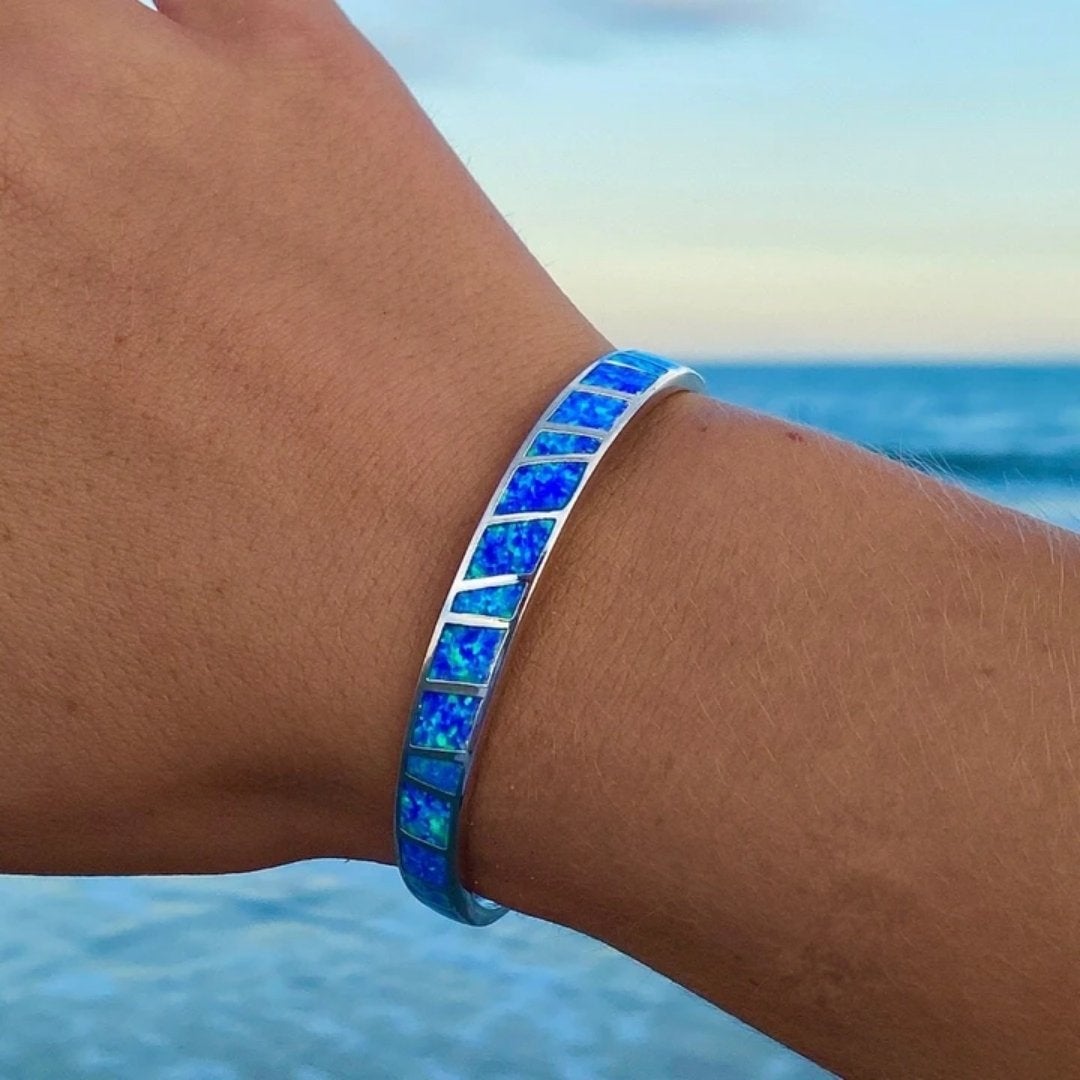Pulsera de gema de ópalo y plata pulida inspirada en el océano