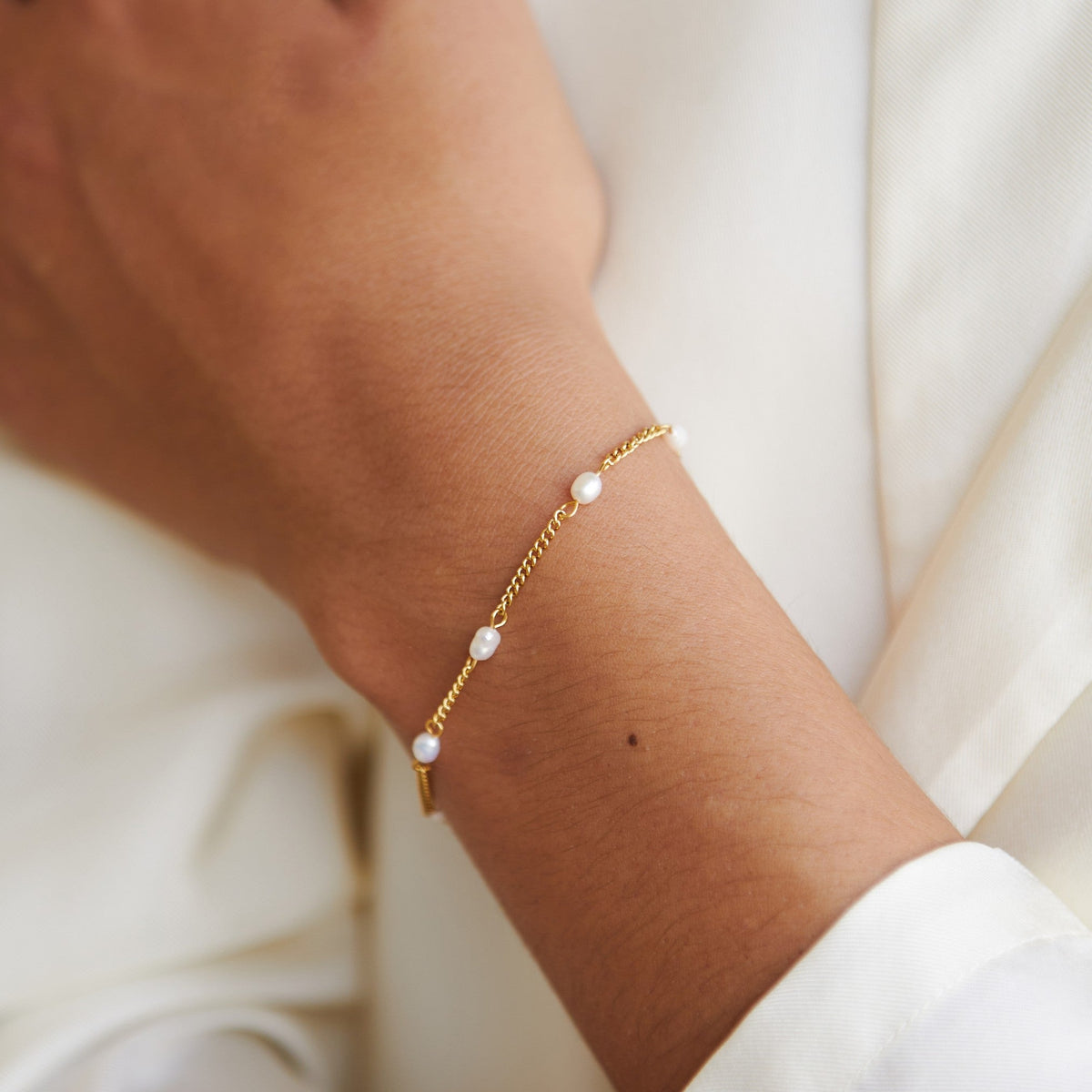 Pulsera artesanal de perlas de agua dulce y acero inoxidable con baño de oro