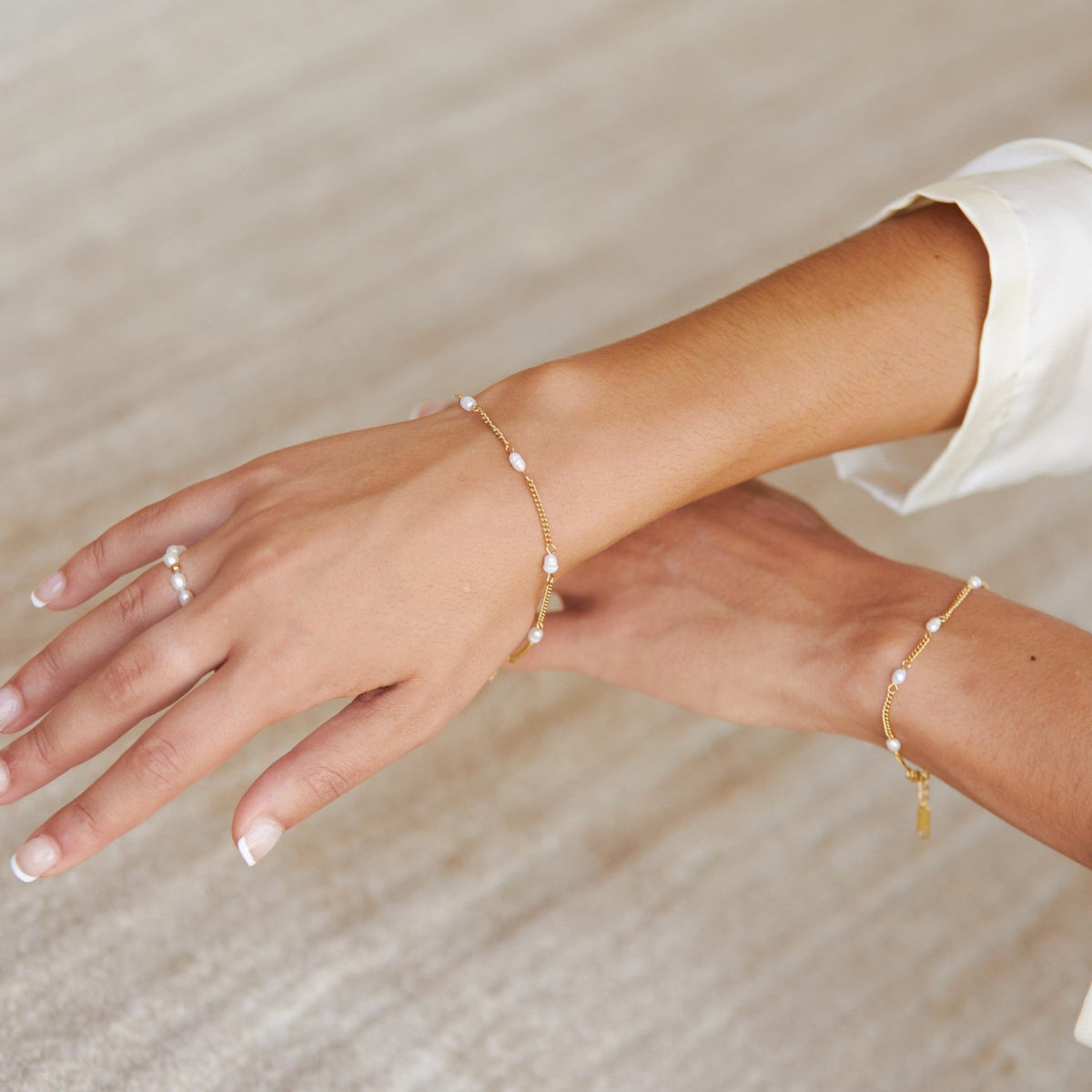 Pulsera artesanal de perlas de agua dulce y acero inoxidable con baño de oro