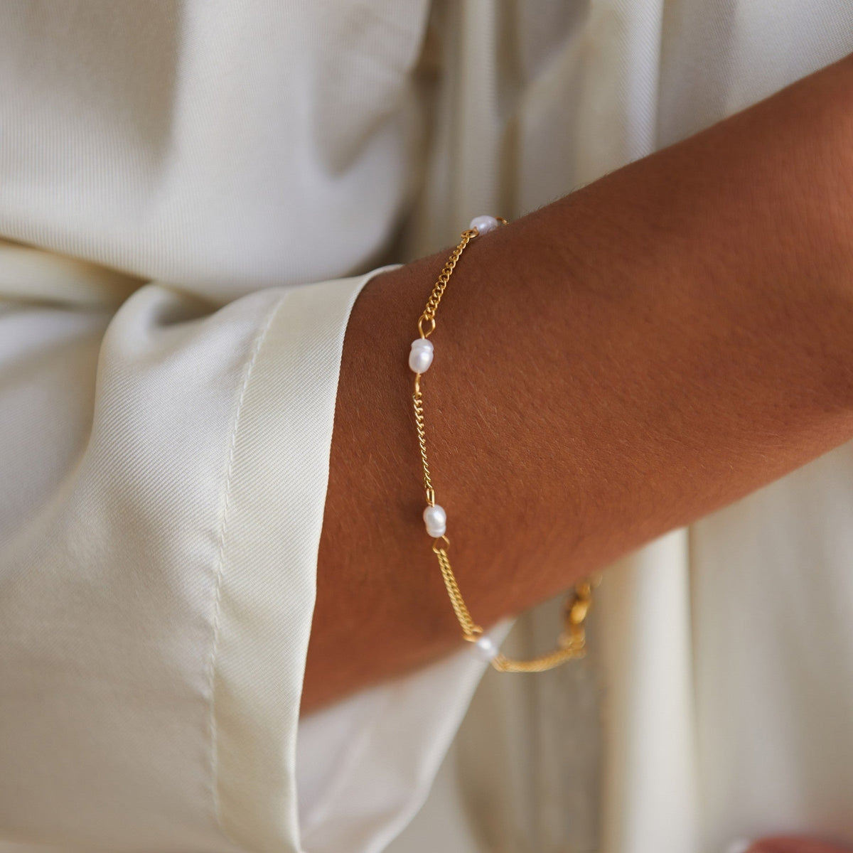 Pulsera artesanal de perlas de agua dulce y acero inoxidable con baño de oro