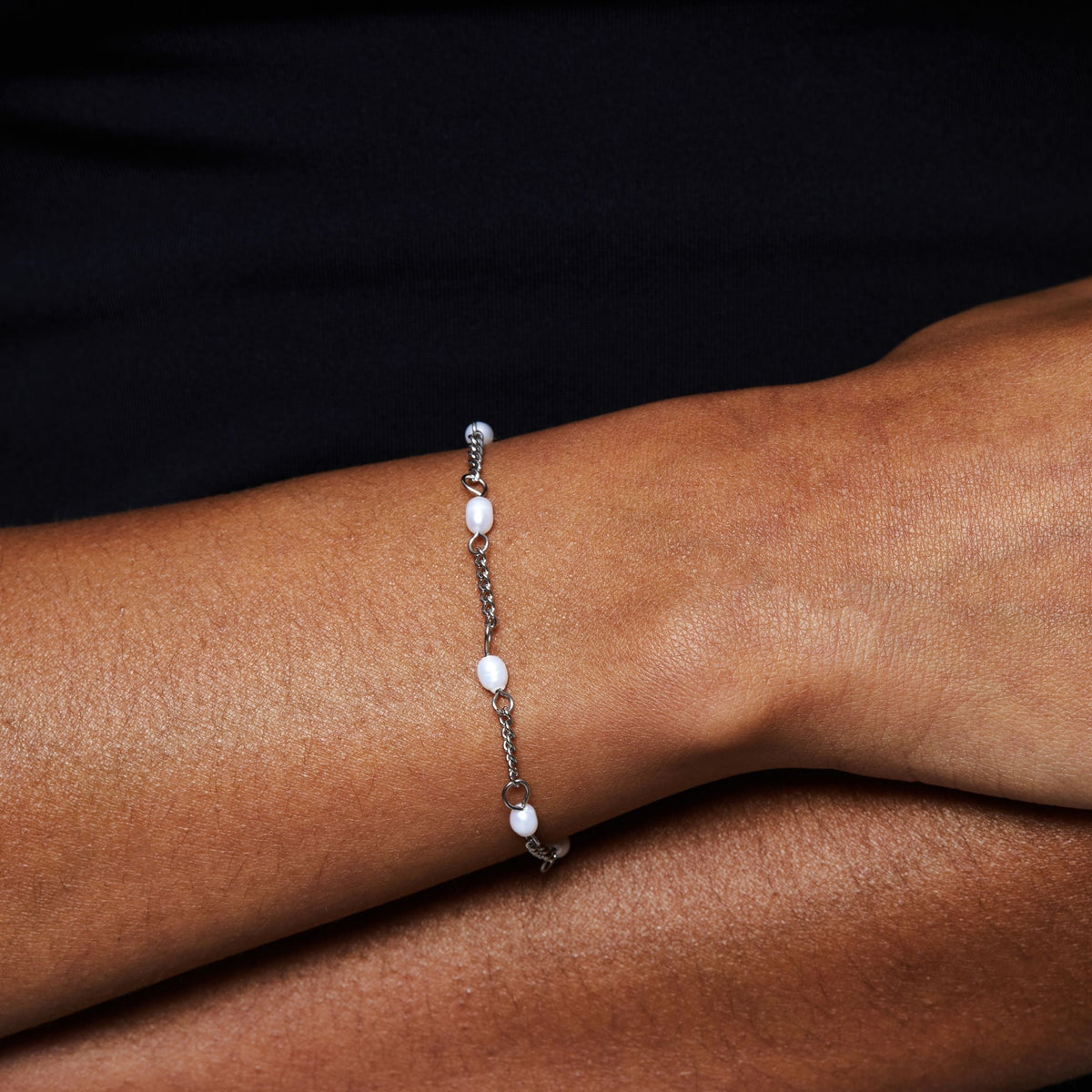 Pulsera artesanal de perlas de agua dulce y acero inoxidable con baño de oro