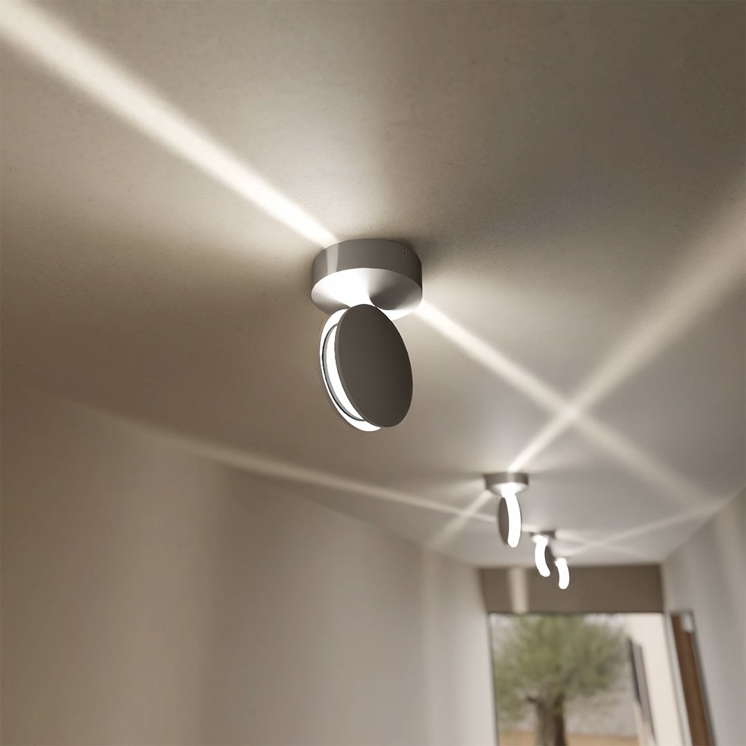 Lámpara de techo minimalista regulable con acabado mate y foco para interiores