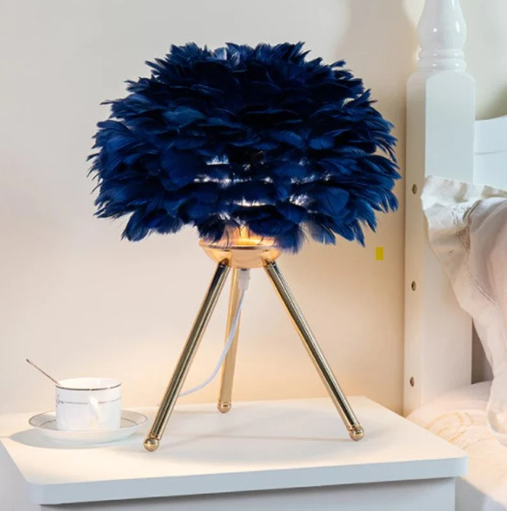 Lámpara de mesa con base de metal adornada con plumas y regulable