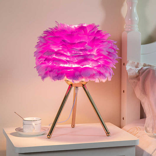 Lámpara de mesa con base de metal adornada con plumas y regulable