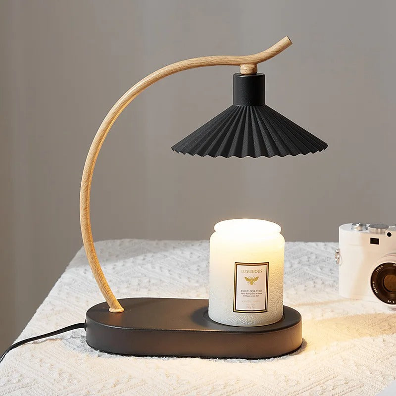 Lámpara de mesa calentadora de velas con pantalla plisada y brazo de madera nórdico