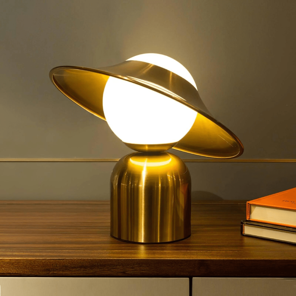 Lámpara de mesa regulable de metal y vidrio retro con forma de sombrero divertido