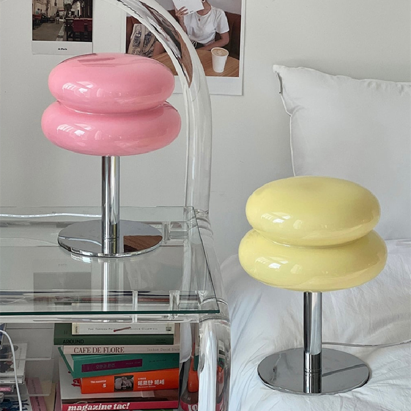 Lámpara de mesa escultural de cristal brillante con forma de huevo y pastel