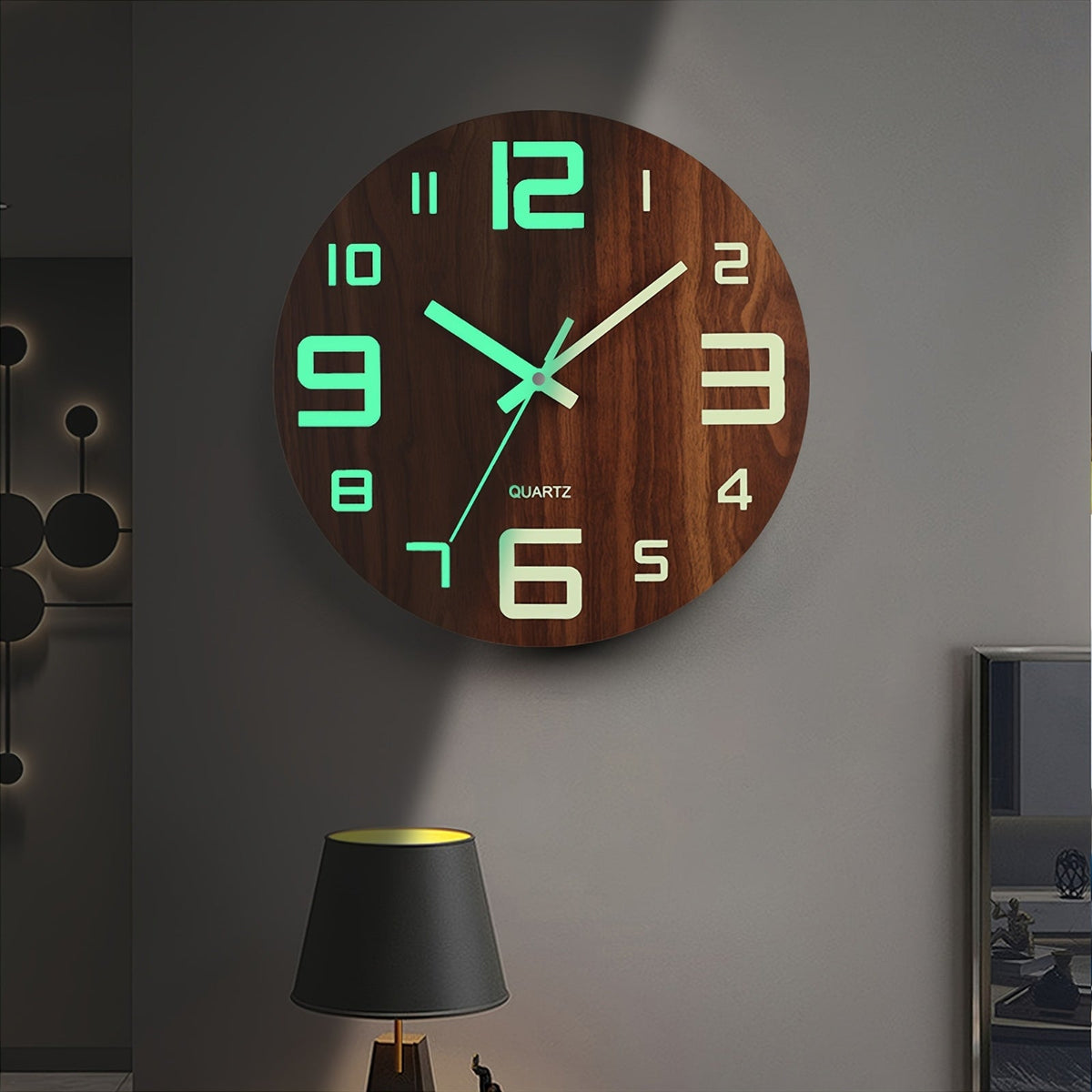 Reloj de pared silencioso redondo con grano de nogal y brillo en la oscuridad
