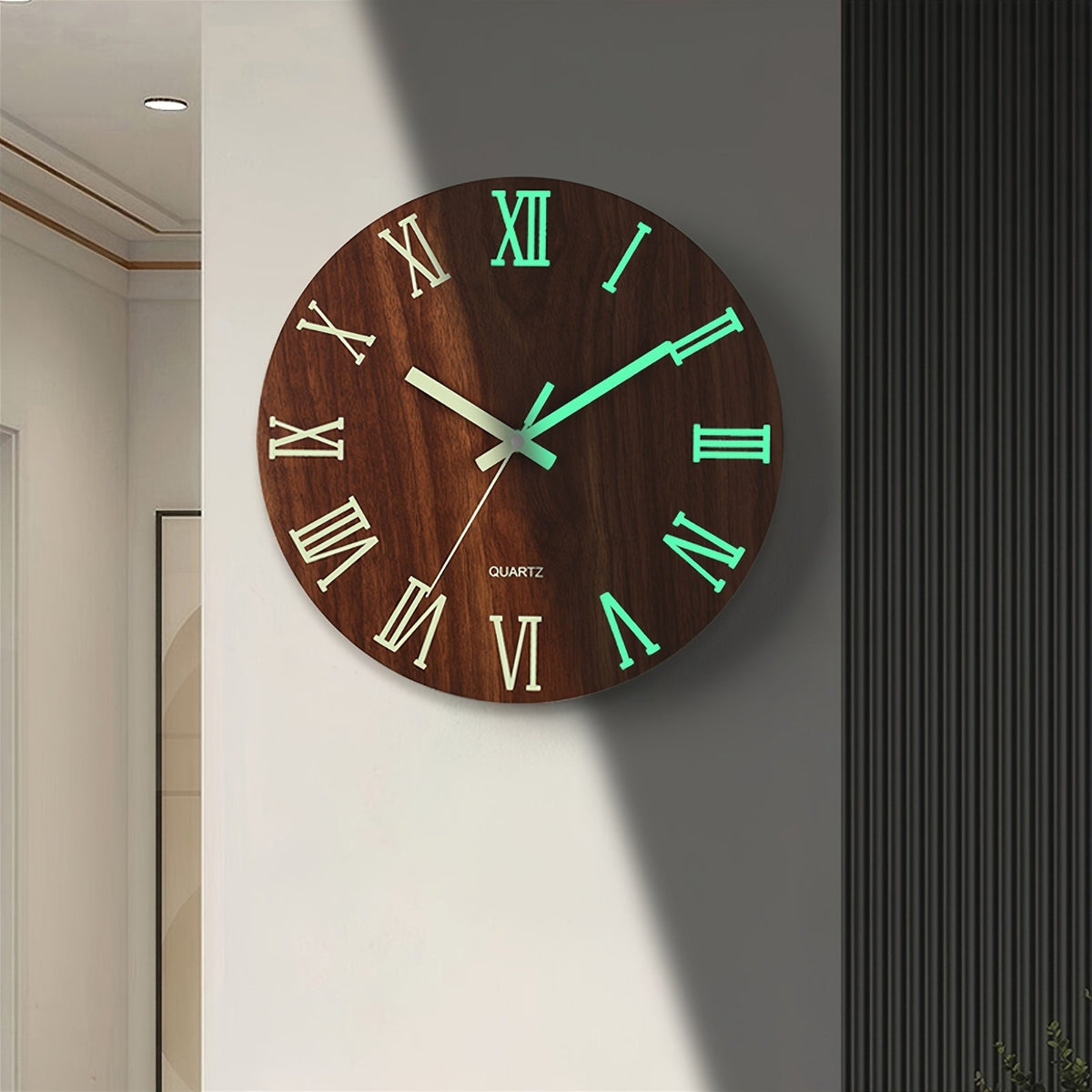 Reloj de pared silencioso redondo con grano de nogal y brillo en la oscuridad