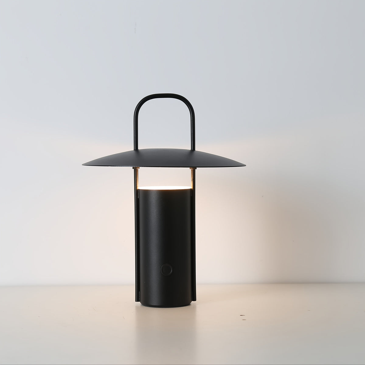 Lámpara de mesa minimalista con cúpula metálica, recargable, con control táctil