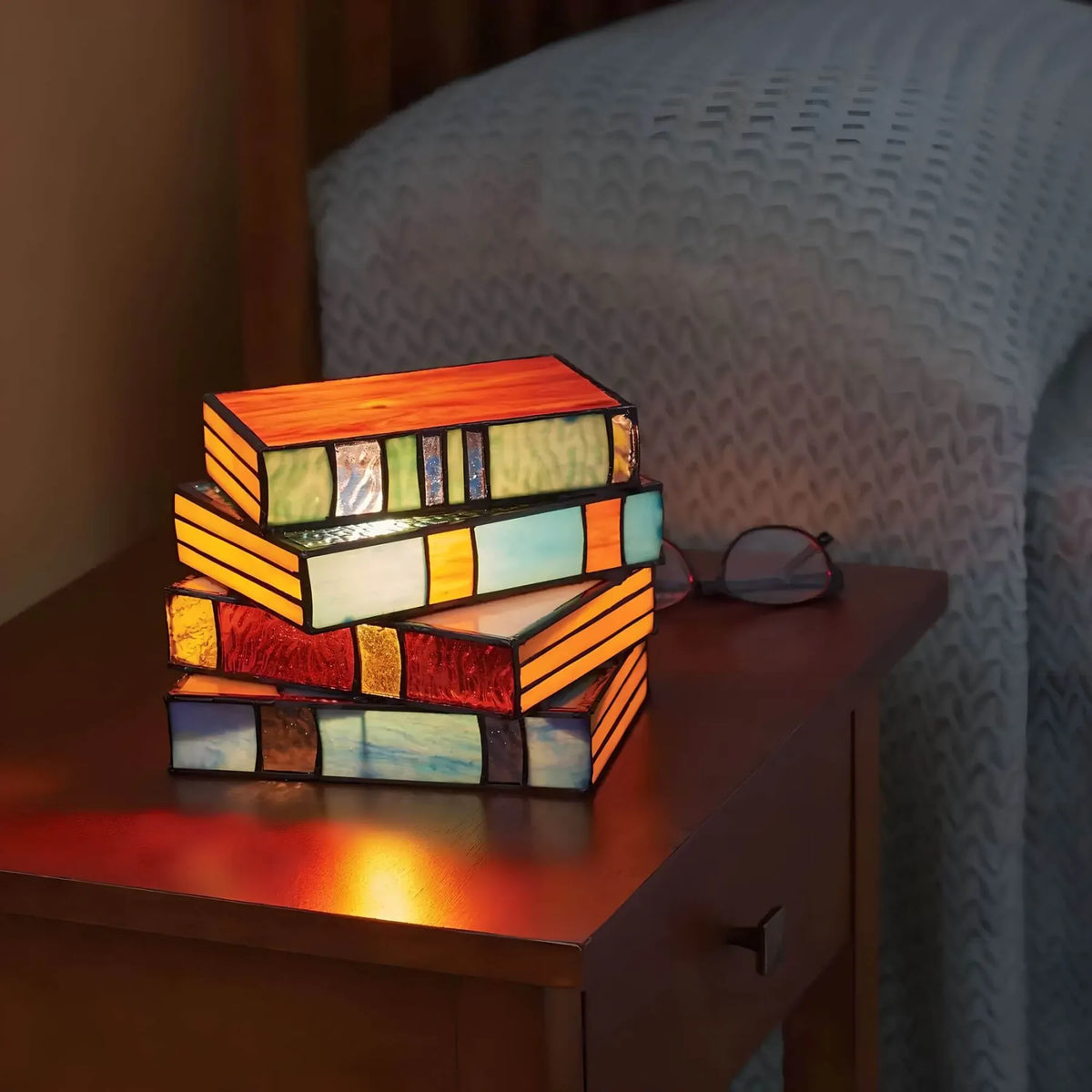 Lámpara de mesa artesanal de vidrio emplomado con silueta de libros apilados