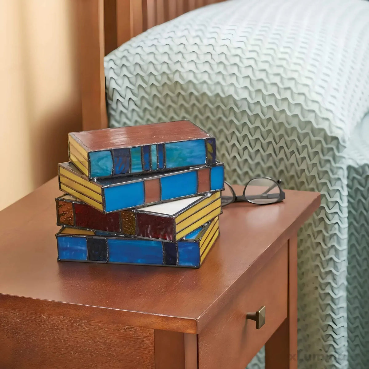 Lámpara de mesa artesanal de vidrio emplomado con silueta de libros apilados