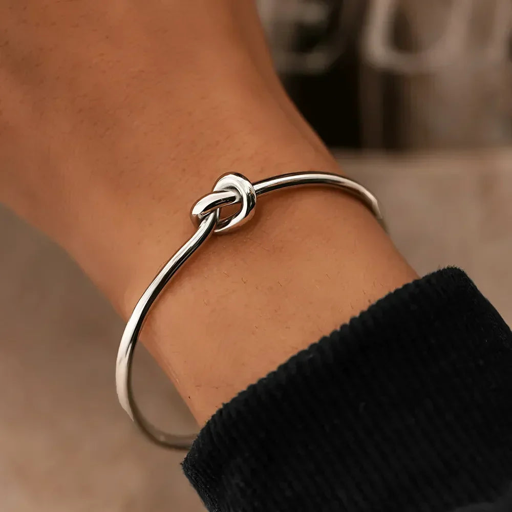 Brazalete de puño abierto chapado en oro con nudo retorcido