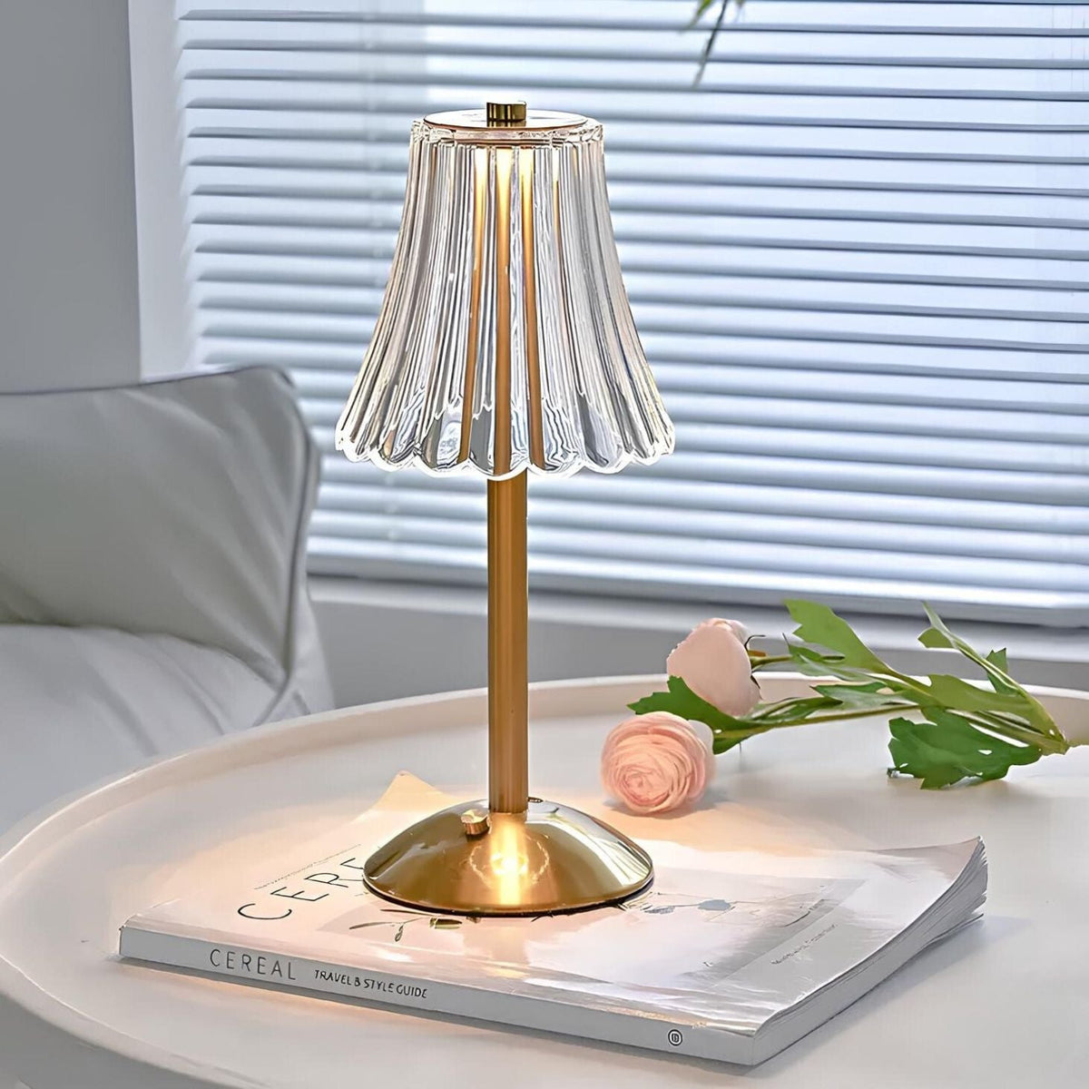 Lámpara de mesa recargable con pantalla de cristal, aluminio cepillado y control táctil